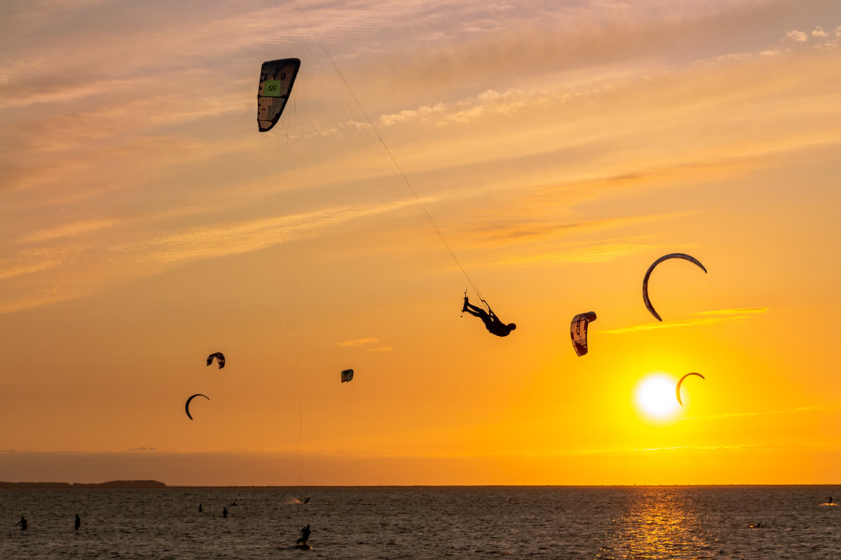 Kitesurfista ao pôr do sol na praia do Preá